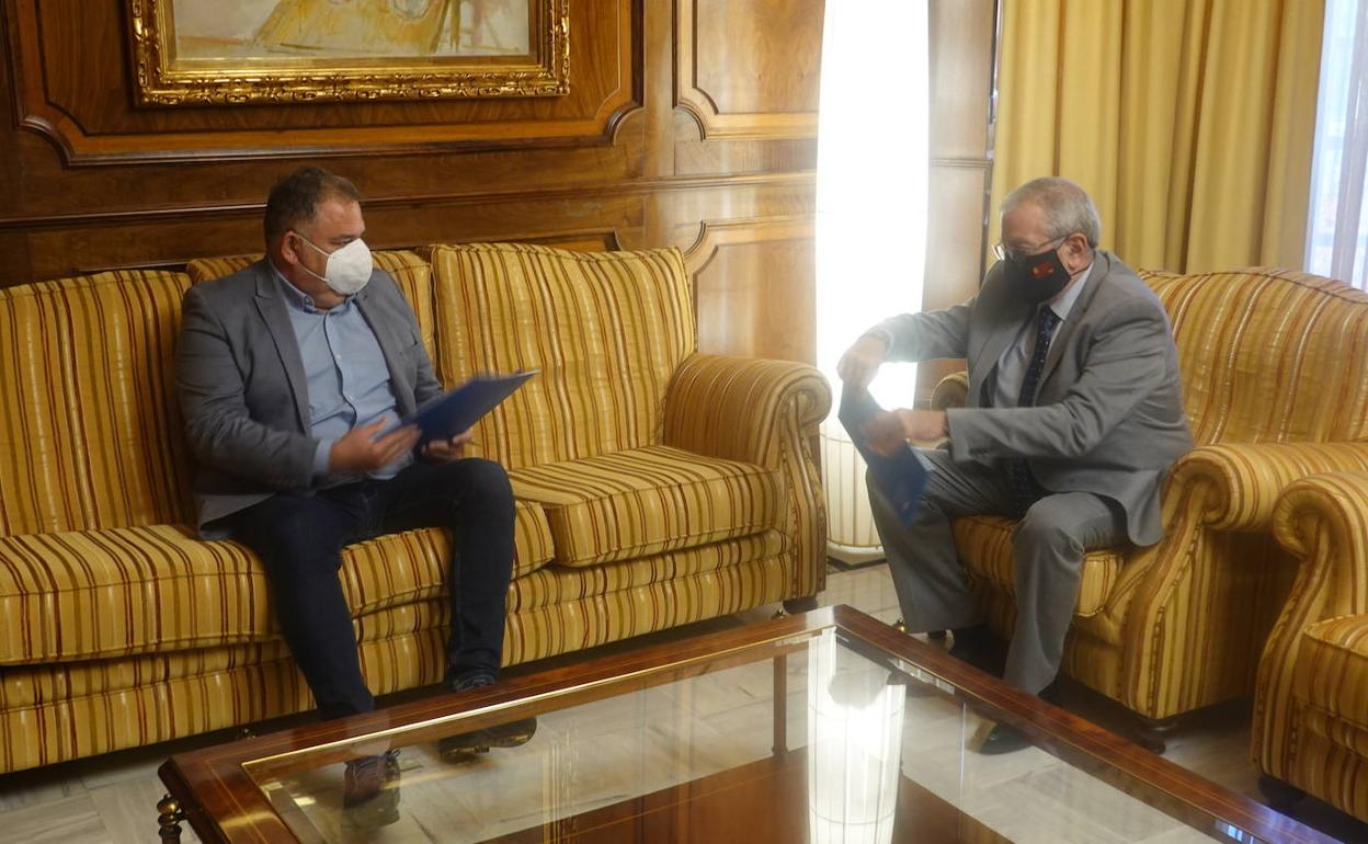 Lucas Jiménez y Alberto Castillo, este jueves, en la Asamblea Regional.
