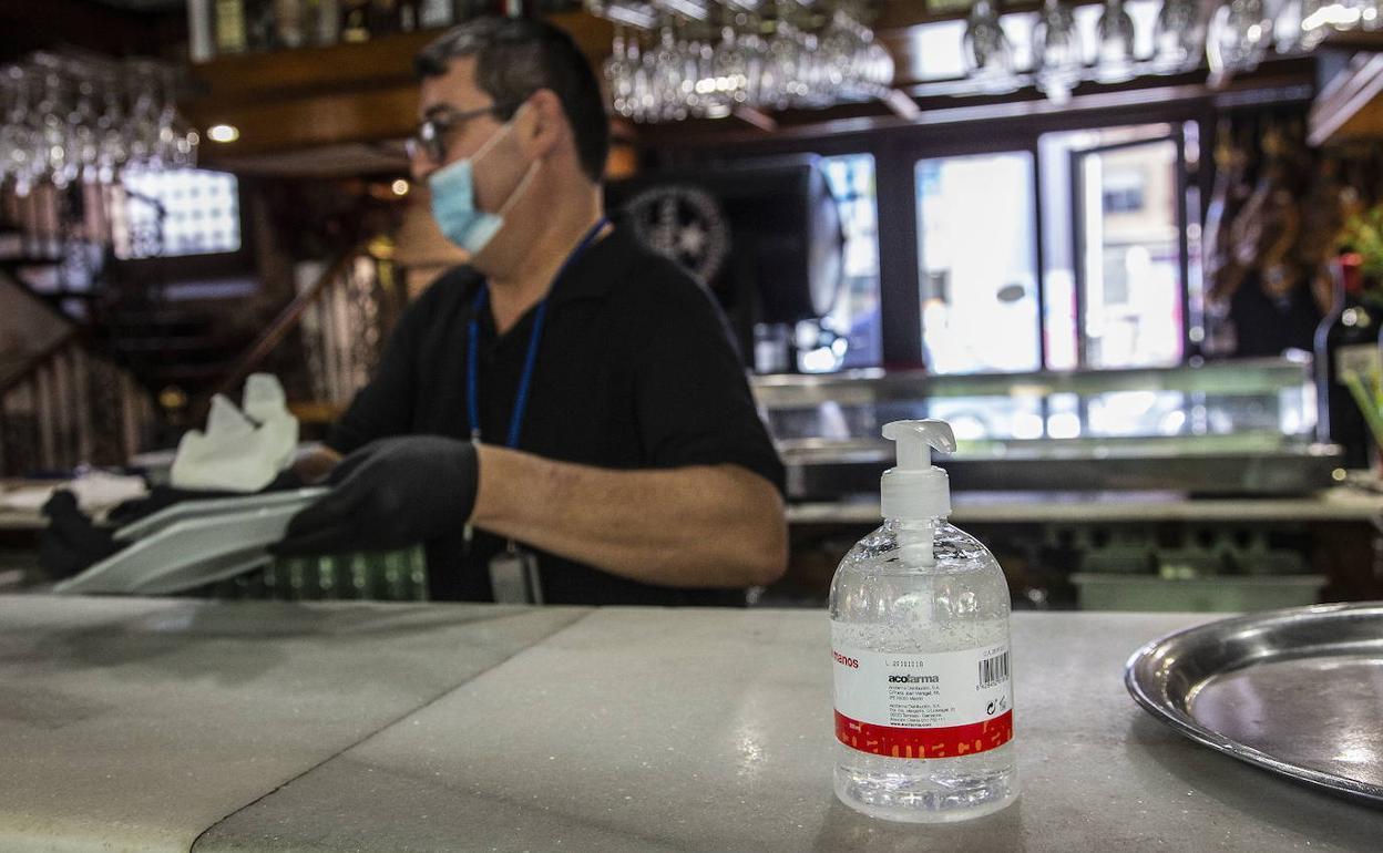 Un trabajador de un bar de Cartagena en una foto de archivo.