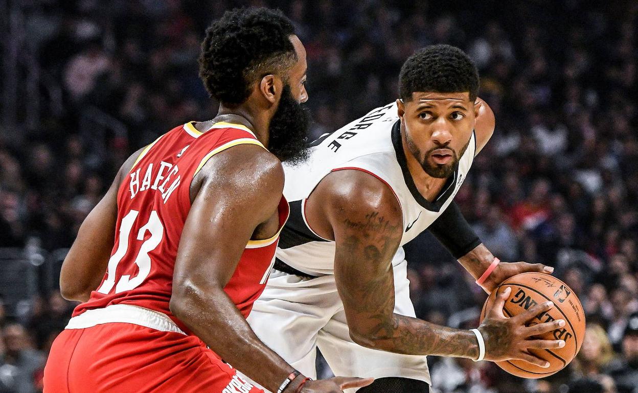 James Harden y Paul George, en un partido entre los Rockets y los Clippers. 