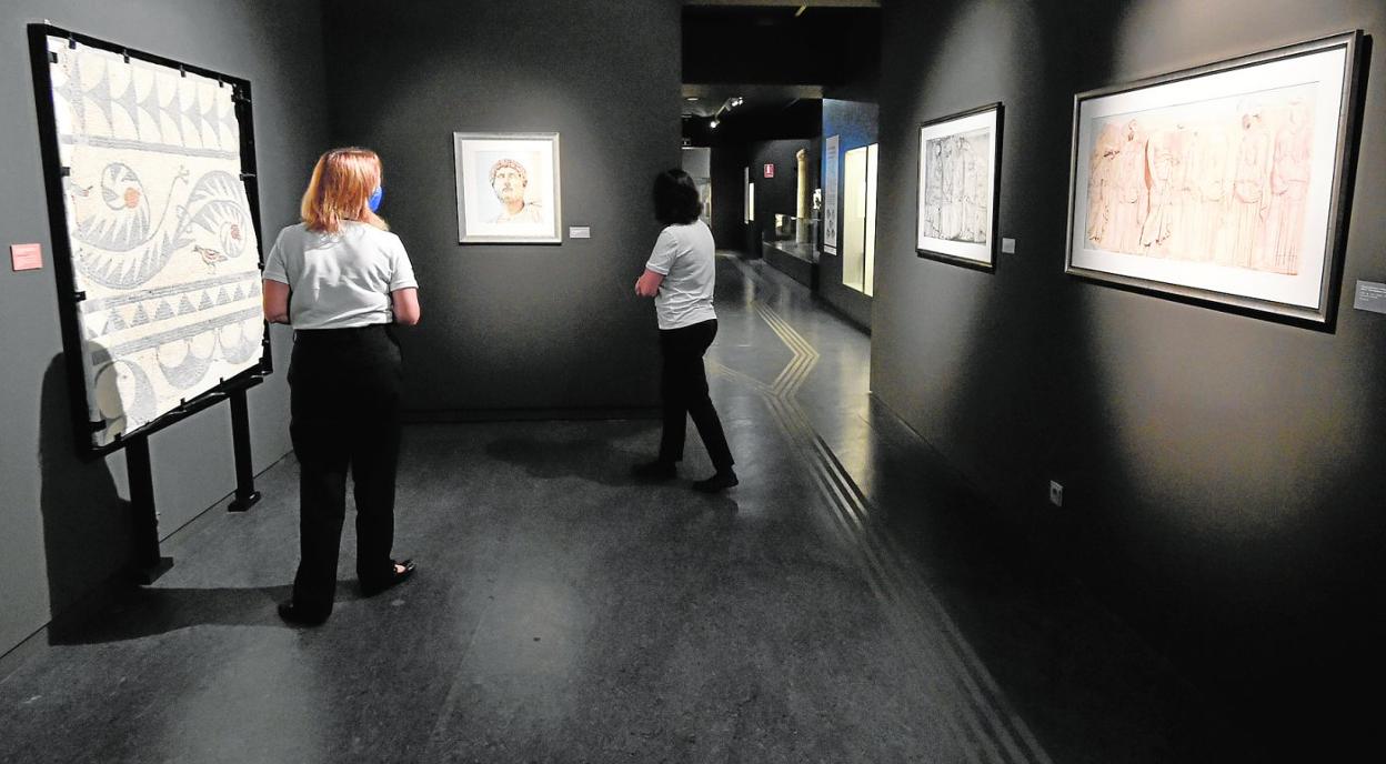 Vista de uno de los pasillos de la exposición, con varias de las obras que la conforman.