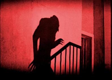 Imagen secundaria 1 - 1- Una escena de 'Les Lèvres rouges'. Harry Kümel, 1971. 2- La escena más célebre de 'Nosferatu'. F.W. Murnau, 1922. 3- Fotograma de 'Drácula'. Terence Fisher, 1958. 