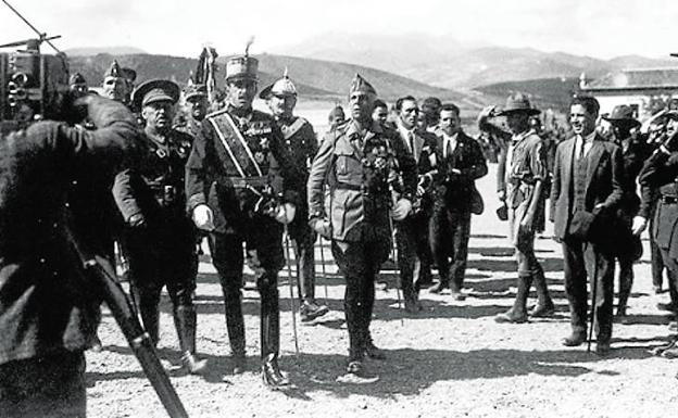 El rey Alfonso XIII, con los generales Sanjurjo, Berenguer, Franco y Millán Astray, en el campamento de Dar Riffien, en 1928.