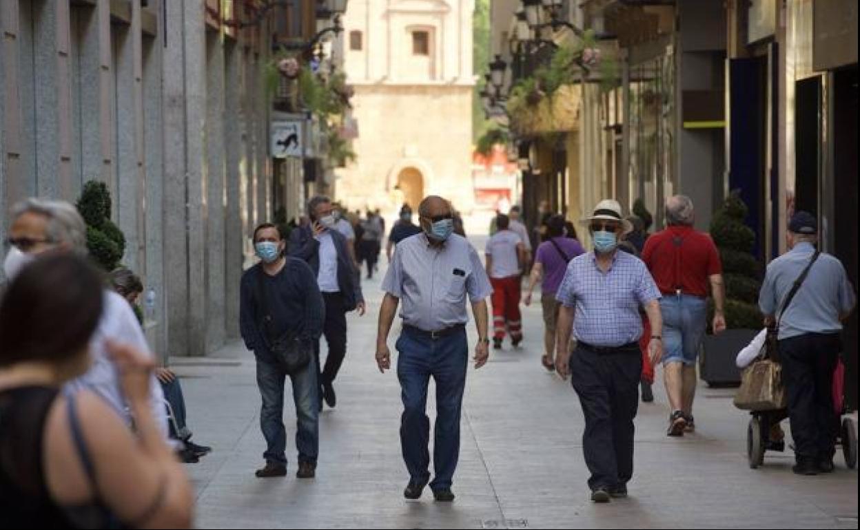 Viandantes con mascarilla en la calle Trapería de Murcia, en una fotografía de archivo.