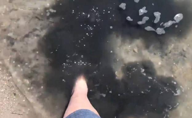 El vídeo muestra cómo se tiñe el agua de negro.