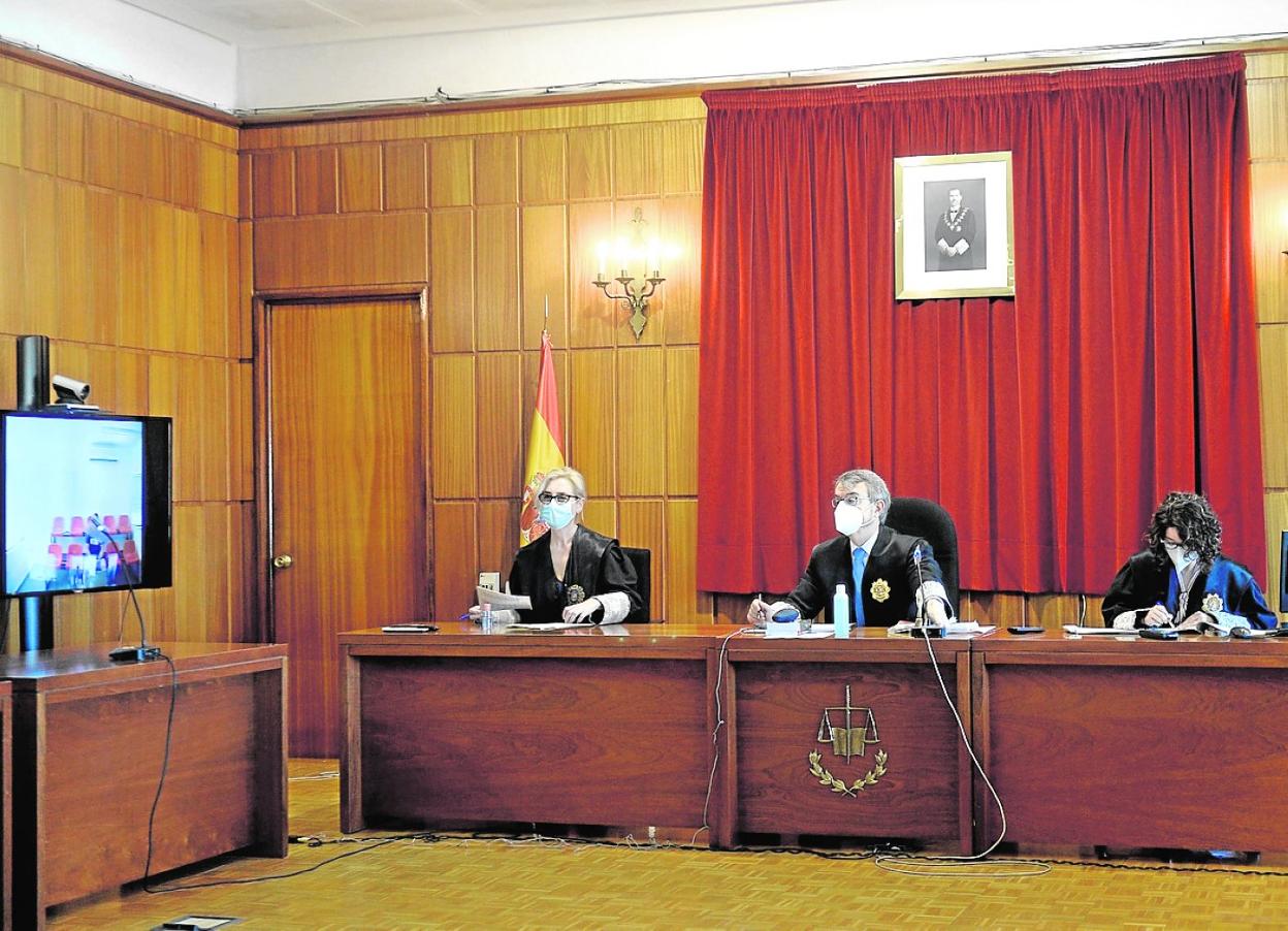 Magistrados de la Audiencia Provincial, con mascarillas, durante una vista el pasado 4 de junio. 