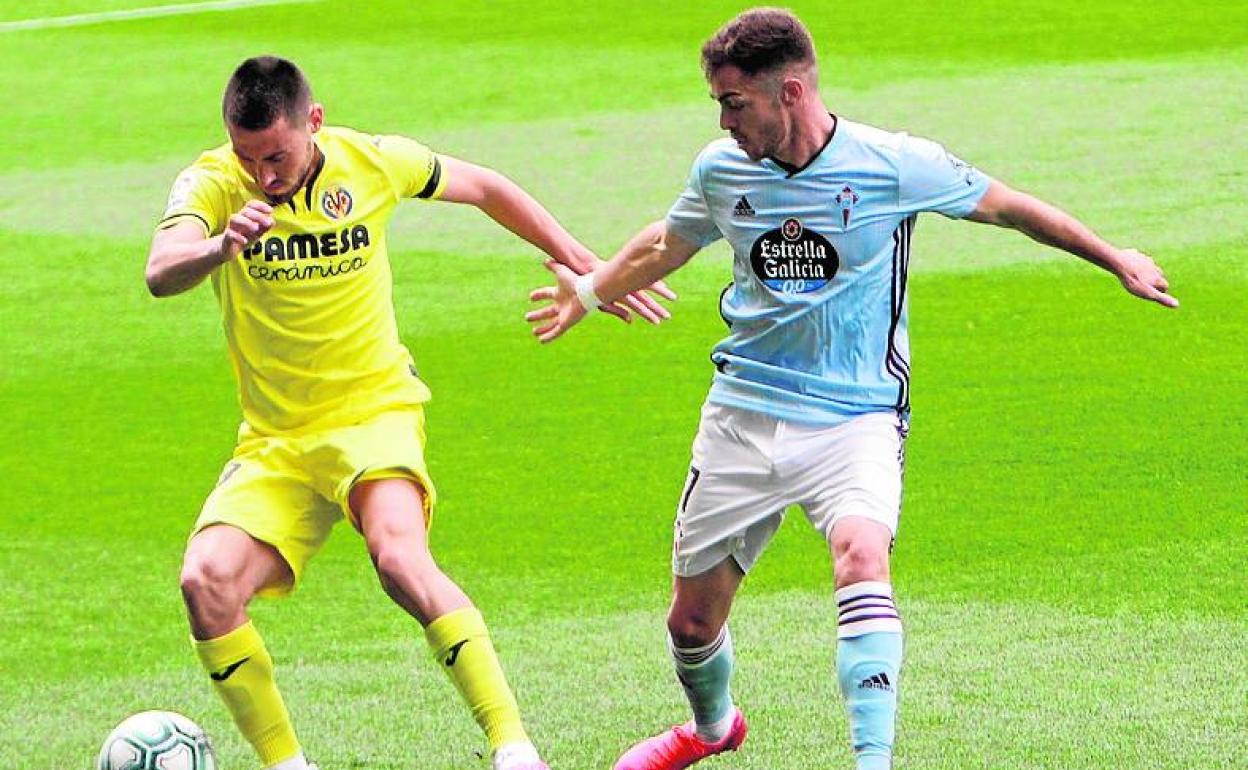 Juan Hernández pelea un balón con el centrocampista del Villarreal Moi Gómez en el partido del sábado en Balaídos.