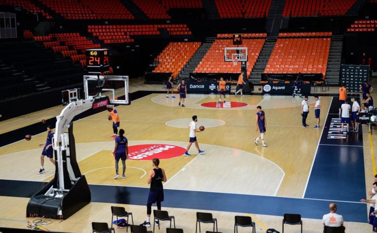 Imagen de un entrenamiento del Valencia en el pabellón de la Fuente de San Luis. 