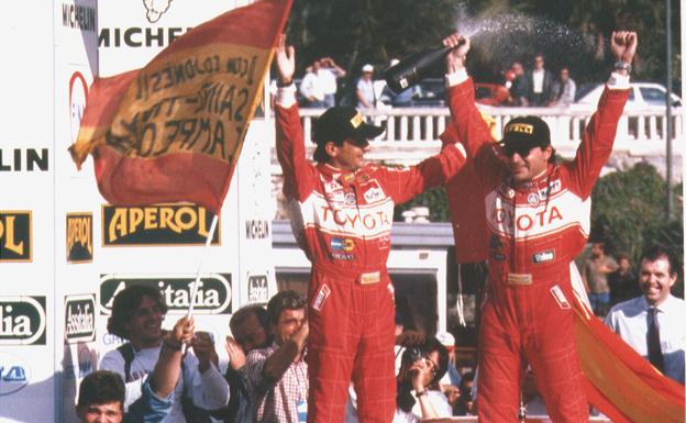 Carlos Sainz y Luis Moya celebran el Mundial de Rallys logrado con Toyota.