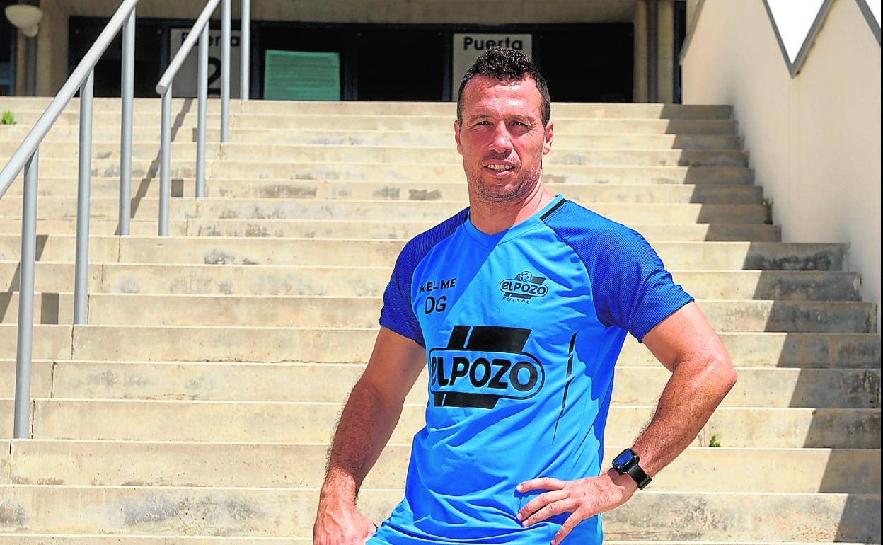 El argentino Diego Giustozzi, entrenador de ElPozo, en las escaleras de la entrada principal del Palacio de los Deportes de Murcia, ayer. 