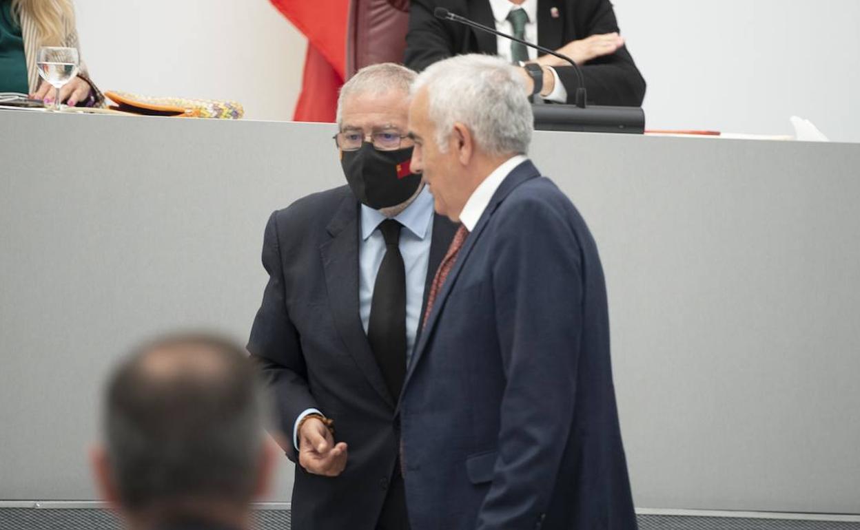 El presidente de la Asamblea Regional, Alberto Castillo, y el socialista Martínez Baños, este miércoles, durante el Debate del Estado de la Región.