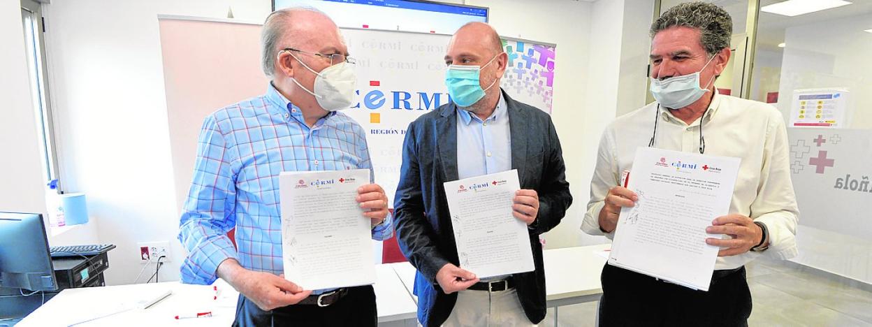 Pedro Martínez, José Antonio Planes y Faustino Herrero, durante la firma del protocolo. 