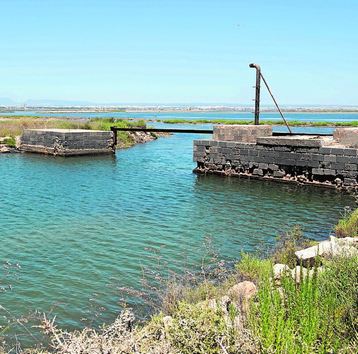 El canal abierto junto a Veneziola, en La Manga. 