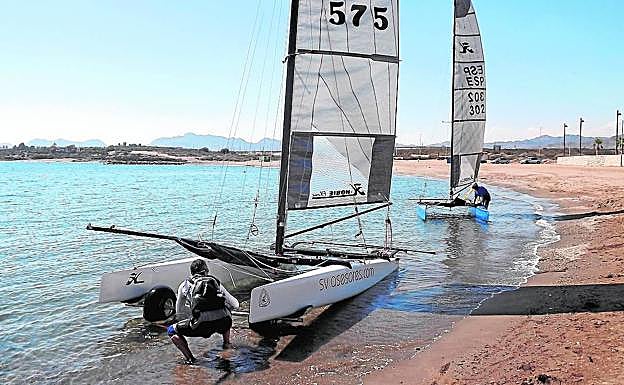 Preparativos para el Campeonato de España de catamarán que se disputó en Águilas en 2013.