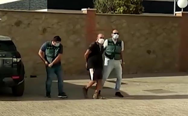 Uno de los detenidos en la operación. 