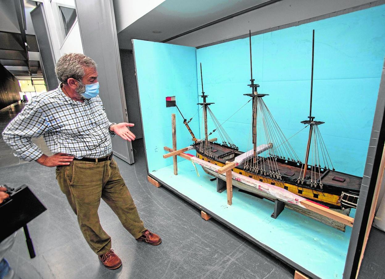 Iván Negueruela, director del Arqua, frente a una de las piezas que el museo está embalando previo al inicio de las obras, ayer. 