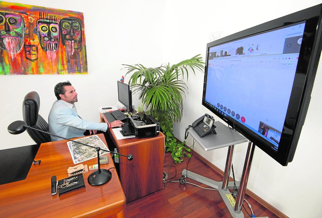 El concejal Mario Gómez, ayer en su despacho, durante la Mesa de Contratación por videoconferencia. 