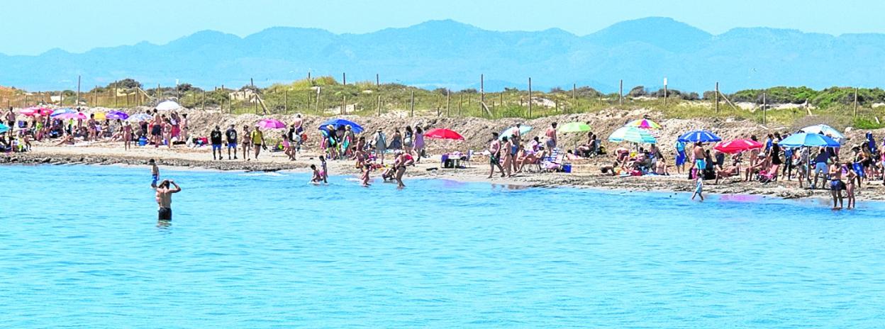 La playa de La Llana, en San Pedro del Pinatar, repleta de bañistas el pasado domingo. 