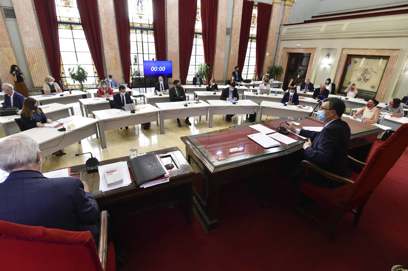 Con la única abstención de los tres concejales de Vox, el Plan de Soporte Social y Activación Económica del municipio de Murcia ha salido adelante esta mañana en el Pleno extraordinario con el apoyo de los grupos de gobierno en coalición.