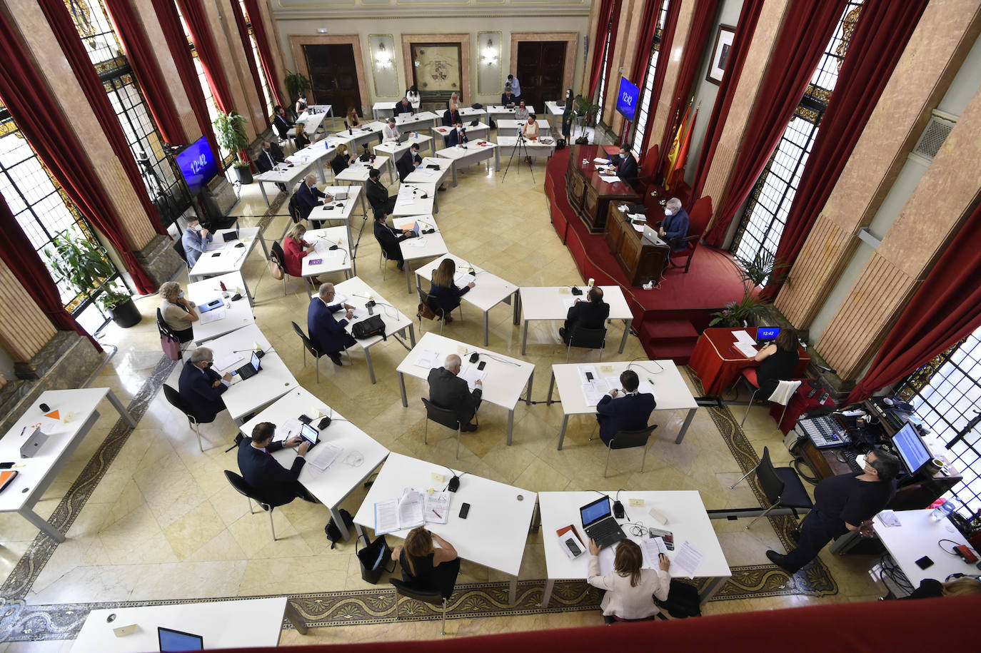 Con la única abstención de los tres concejales de Vox, el Plan de Soporte Social y Activación Económica del municipio de Murcia ha salido adelante esta mañana en el Pleno extraordinario con el apoyo de los grupos de gobierno en coalición.