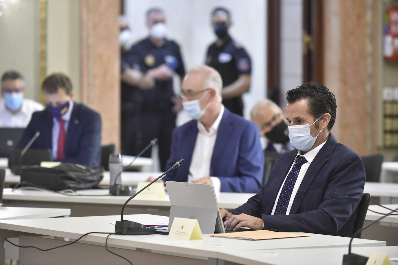 Con la única abstención de los tres concejales de Vox, el Plan de Soporte Social y Activación Económica del municipio de Murcia ha salido adelante esta mañana en el Pleno extraordinario con el apoyo de los grupos de gobierno en coalición.