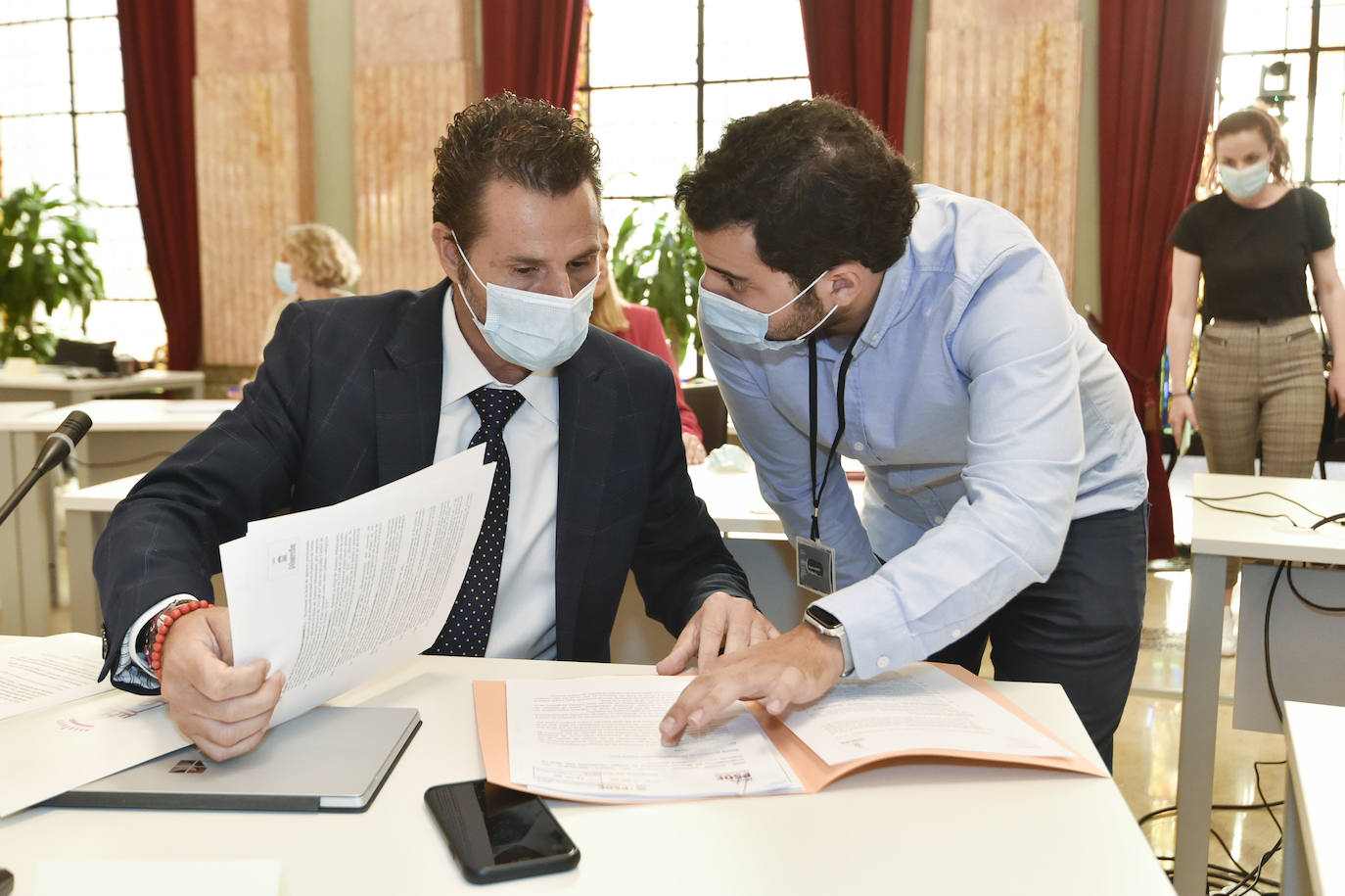 Con la única abstención de los tres concejales de Vox, el Plan de Soporte Social y Activación Económica del municipio de Murcia ha salido adelante esta mañana en el Pleno extraordinario con el apoyo de los grupos de gobierno en coalición.