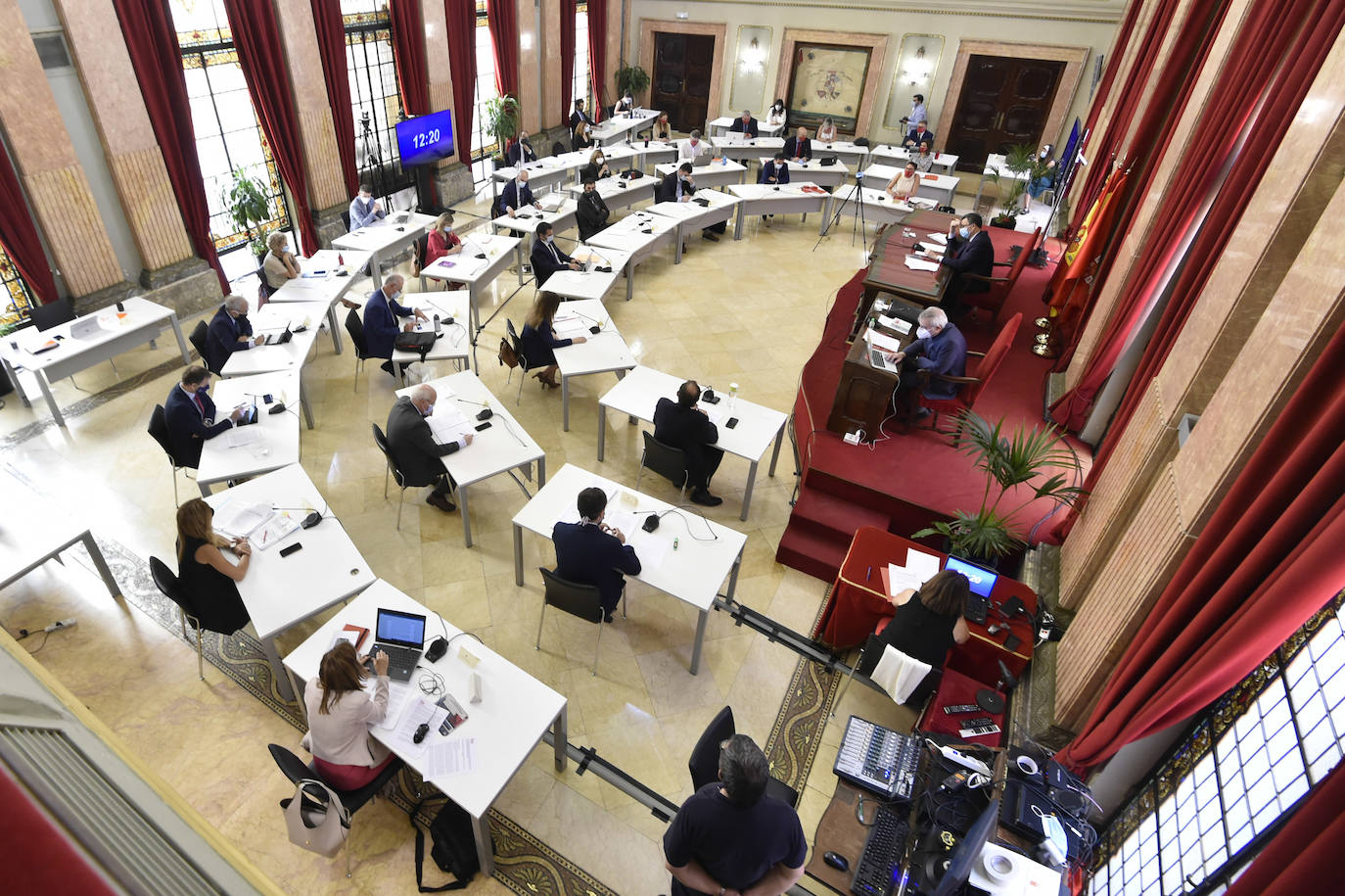 Con la única abstención de los tres concejales de Vox, el Plan de Soporte Social y Activación Económica del municipio de Murcia ha salido adelante esta mañana en el Pleno extraordinario con el apoyo de los grupos de gobierno en coalición.