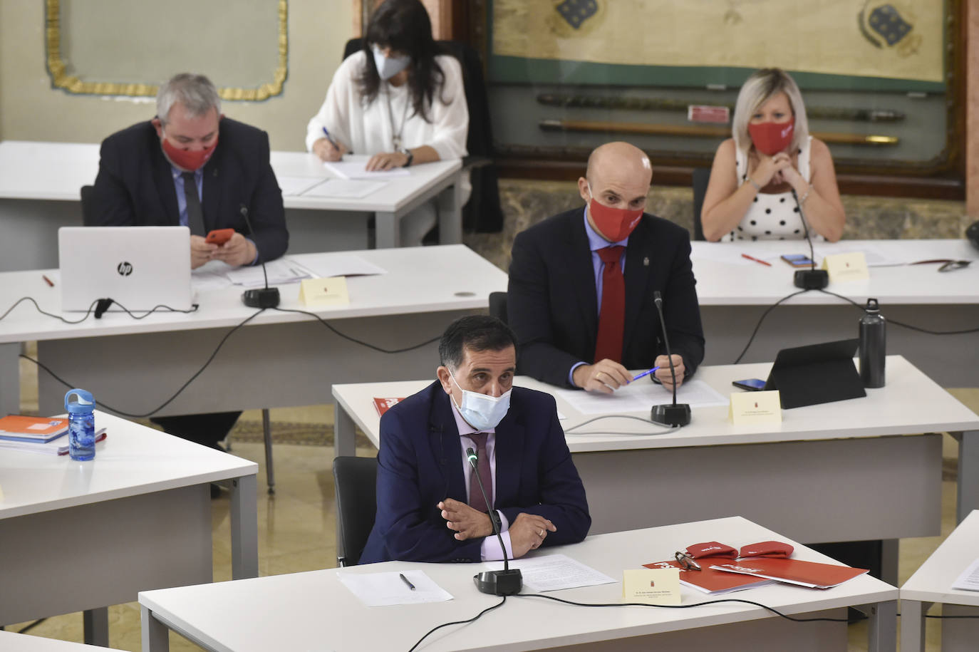 Con la única abstención de los tres concejales de Vox, el Plan de Soporte Social y Activación Económica del municipio de Murcia ha salido adelante esta mañana en el Pleno extraordinario con el apoyo de los grupos de gobierno en coalición.