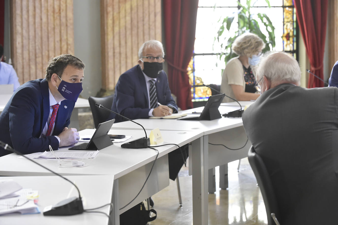 Con la única abstención de los tres concejales de Vox, el Plan de Soporte Social y Activación Económica del municipio de Murcia ha salido adelante esta mañana en el Pleno extraordinario con el apoyo de los grupos de gobierno en coalición.