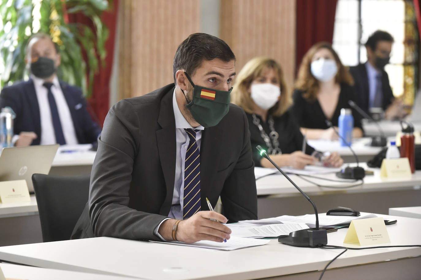 Con la única abstención de los tres concejales de Vox, el Plan de Soporte Social y Activación Económica del municipio de Murcia ha salido adelante esta mañana en el Pleno extraordinario con el apoyo de los grupos de gobierno en coalición.