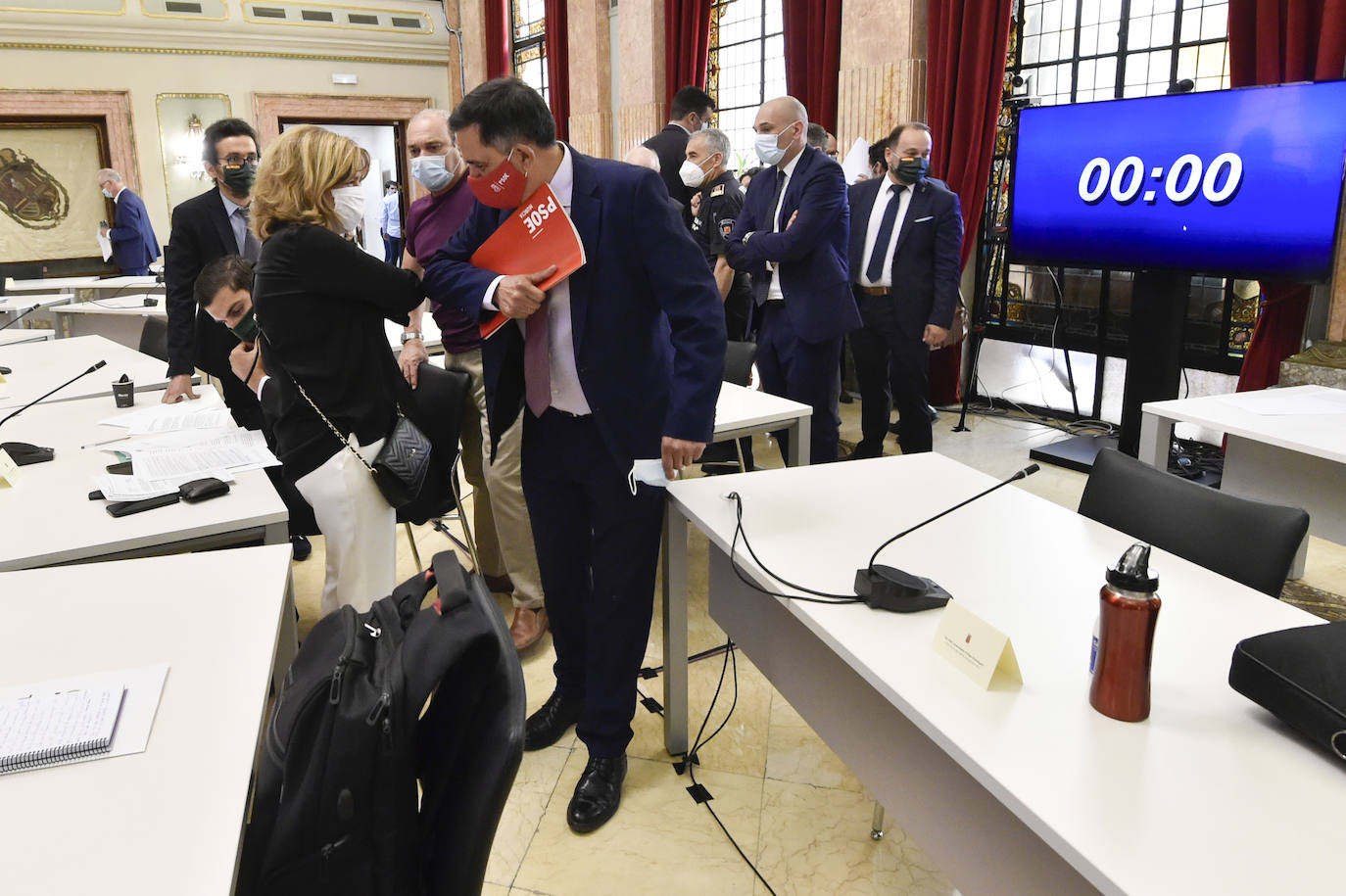 Con la única abstención de los tres concejales de Vox, el Plan de Soporte Social y Activación Económica del municipio de Murcia ha salido adelante esta mañana en el Pleno extraordinario con el apoyo de los grupos de gobierno en coalición.