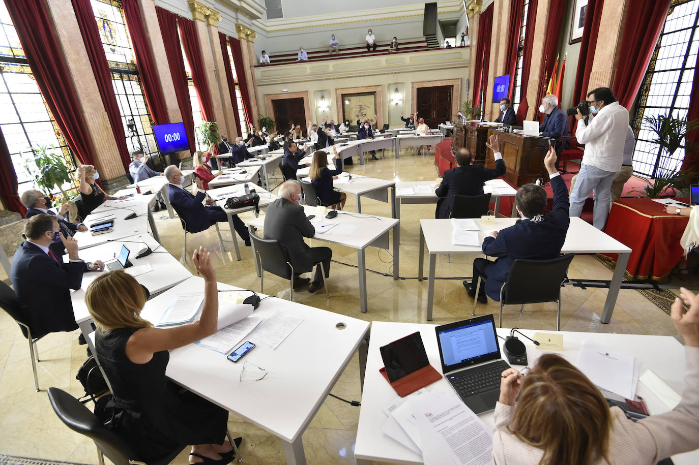 Con la única abstención de los tres concejales de Vox, el Plan de Soporte Social y Activación Económica del municipio de Murcia ha salido adelante esta mañana en el Pleno extraordinario con el apoyo de los grupos de gobierno en coalición.