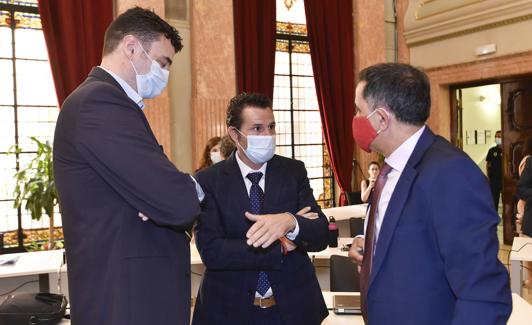 Los ediles conversan en la sala de plenos.