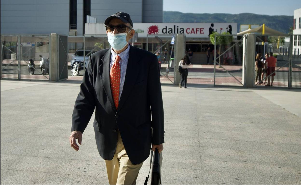 El expresidente de la CHS José Salvador Fuentes Zorita, este jueves, a su llegada a la Ciudad de la Justicia de Murcia.