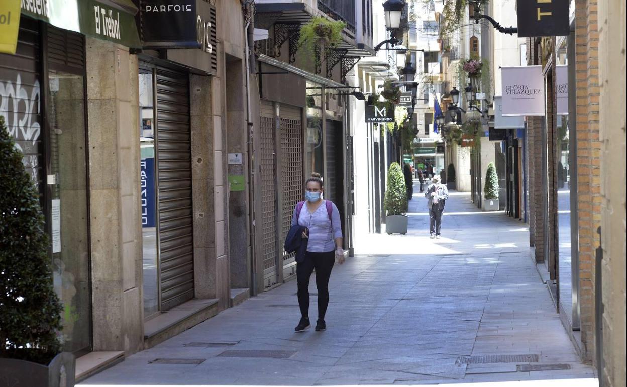 Comercios cerrados en Murcia por la crisis de la Covid-19 en una foto de archivo.