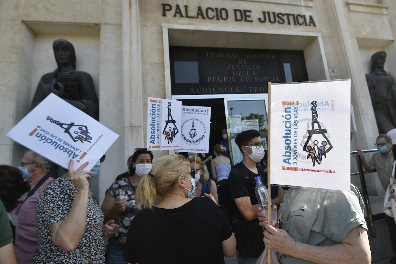 Los concentrados en la Audiencia Provincial.