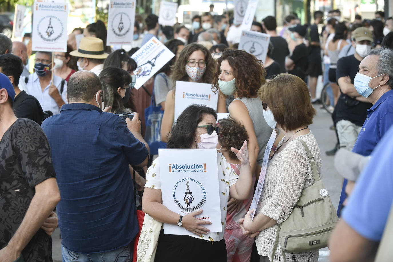 Los concentrados en la Audiencia Provincial.