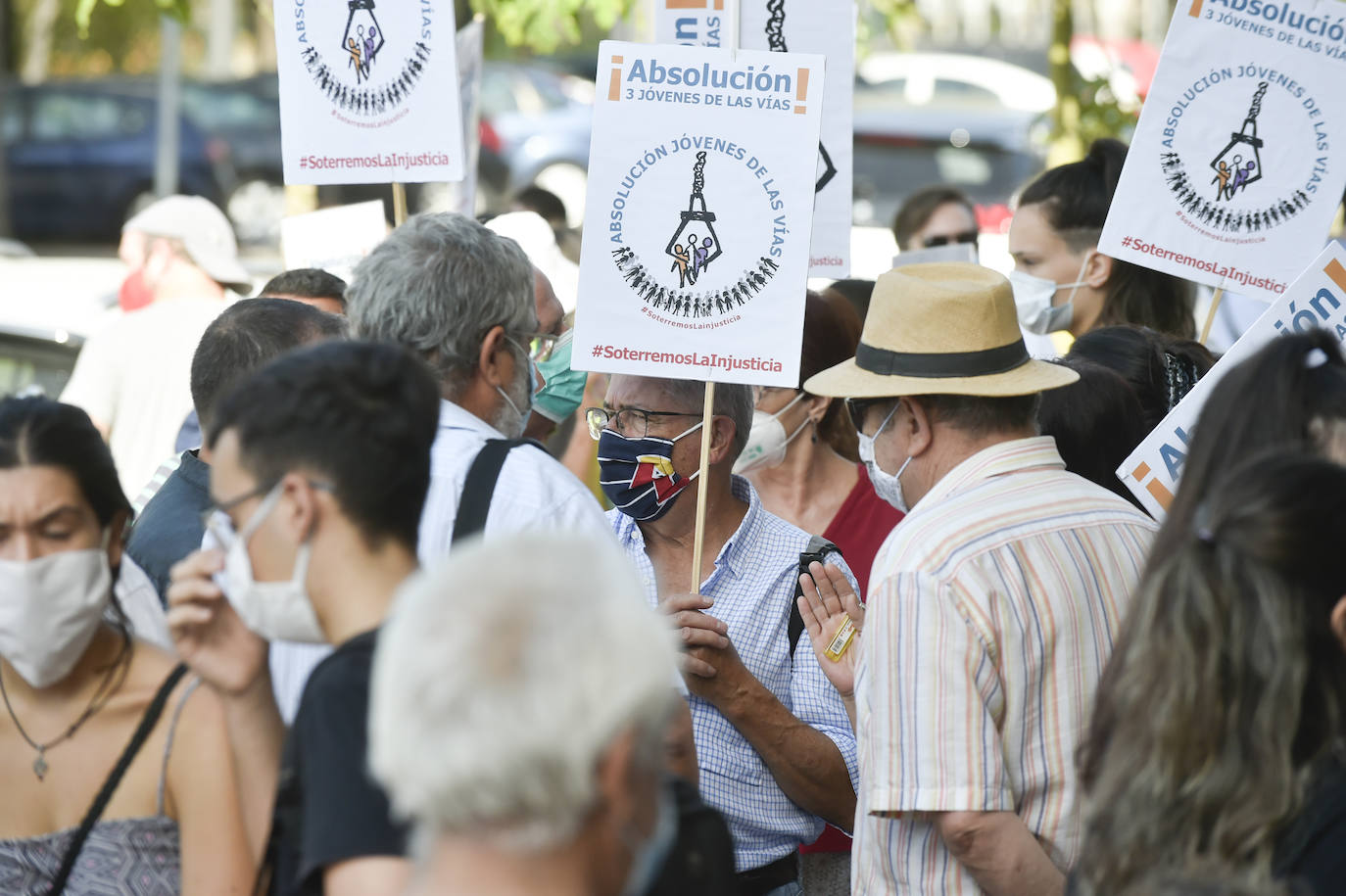 Los concentrados en la Audiencia Provincial.