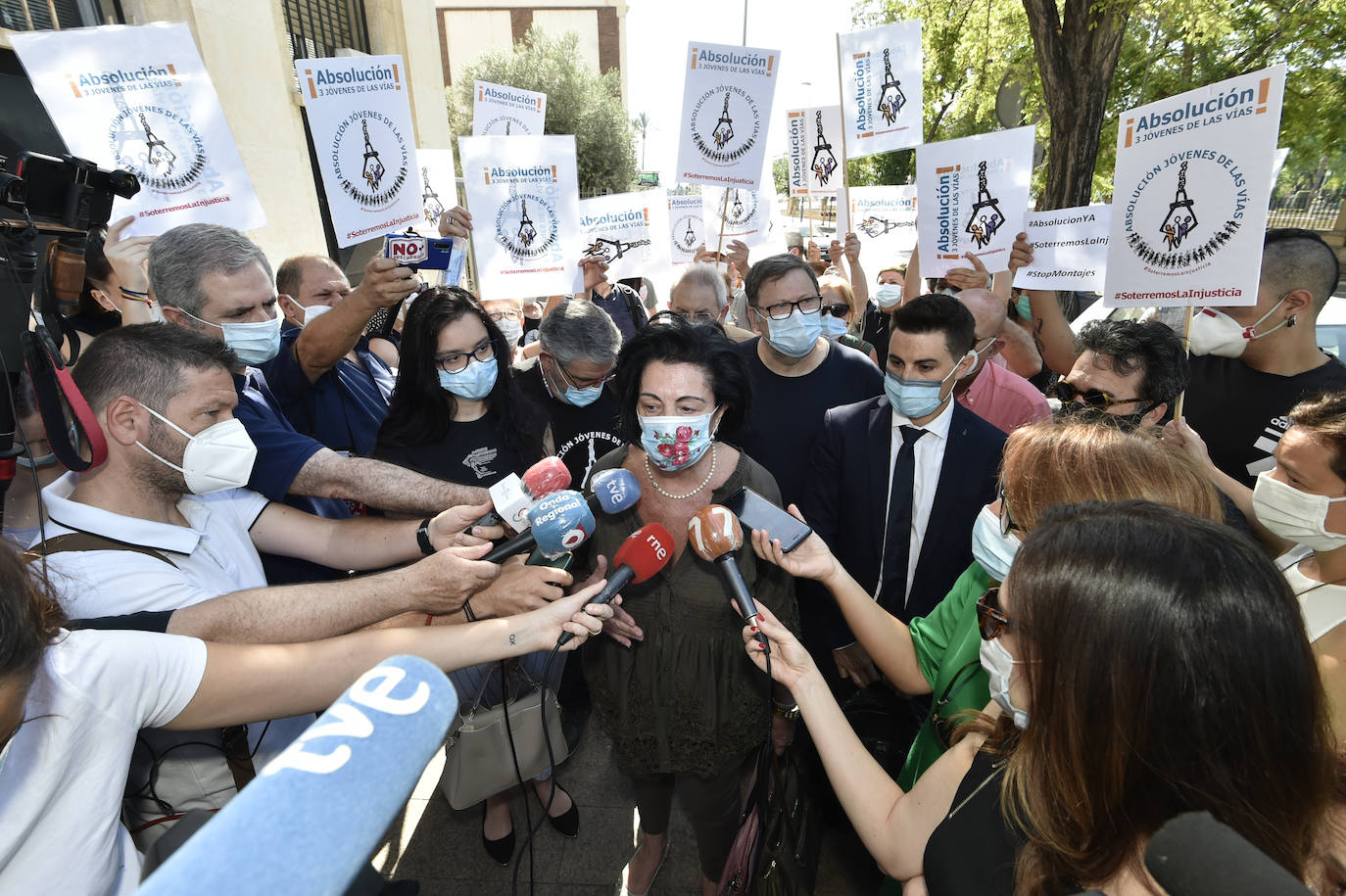 Los concentrados en la Audiencia Provincial.