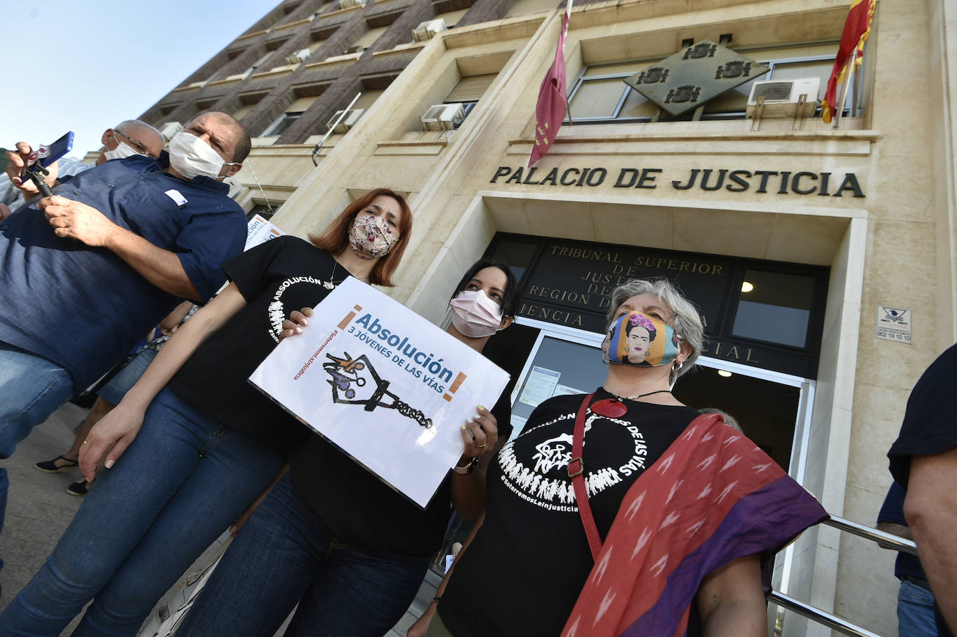 Los concentrados en la Audiencia Provincial.