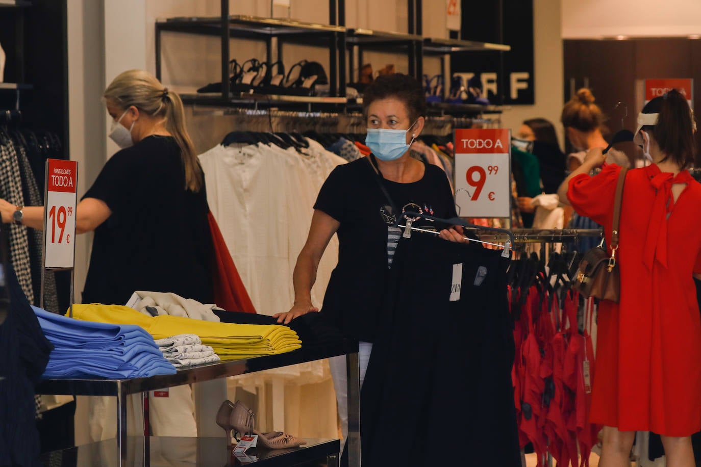 Fotos: Primeras rebajas en Murcia con mascarilla y distancia social