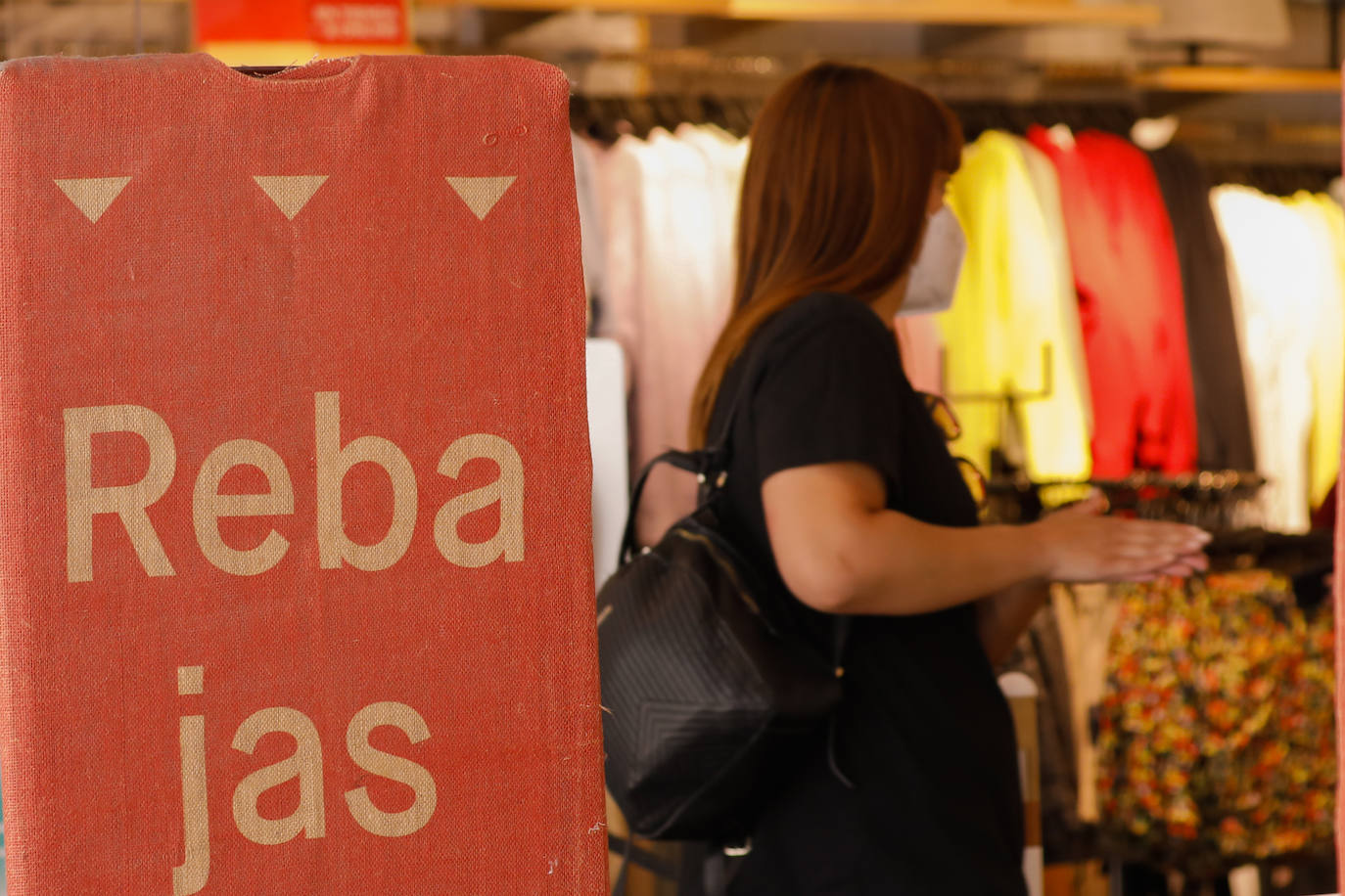 Fotos: Primeras rebajas en Murcia con mascarilla y distancia social