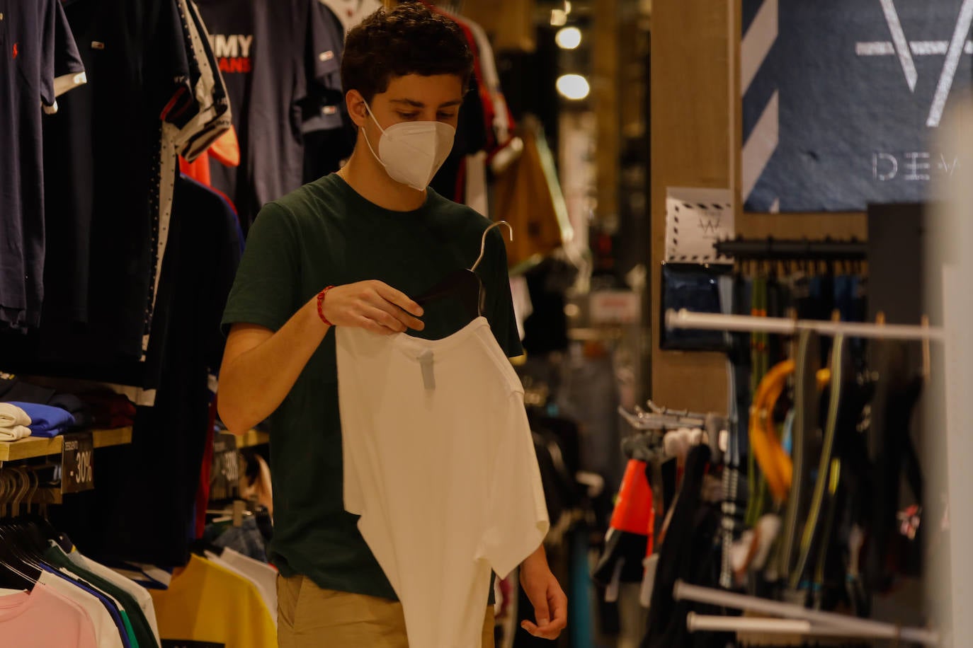 Fotos: Primeras rebajas en Murcia con mascarilla y distancia social