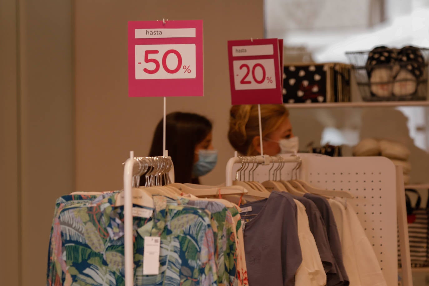 Fotos: Primeras rebajas en Murcia con mascarilla y distancia social