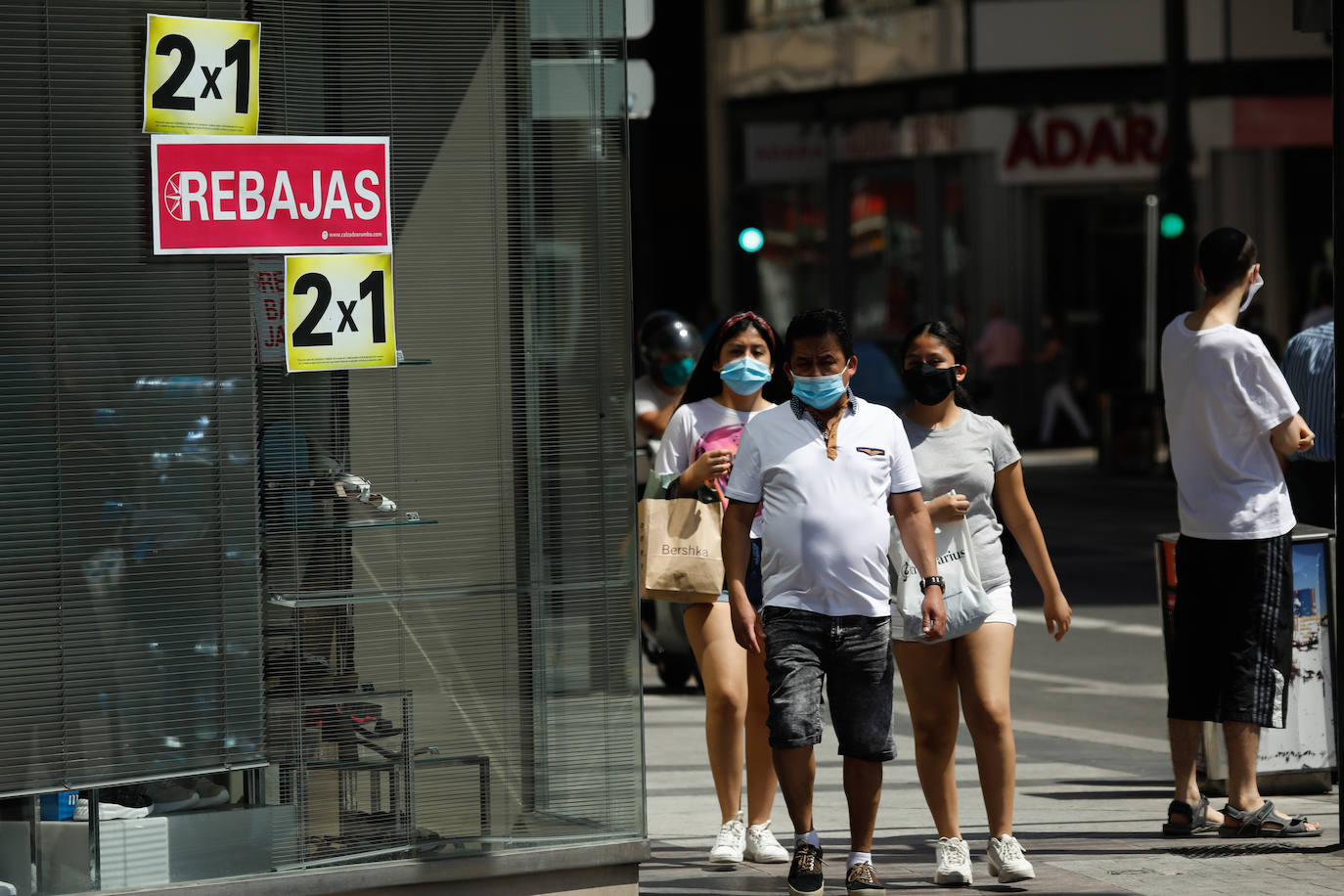 Fotos: Primeras rebajas en Murcia con mascarilla y distancia social