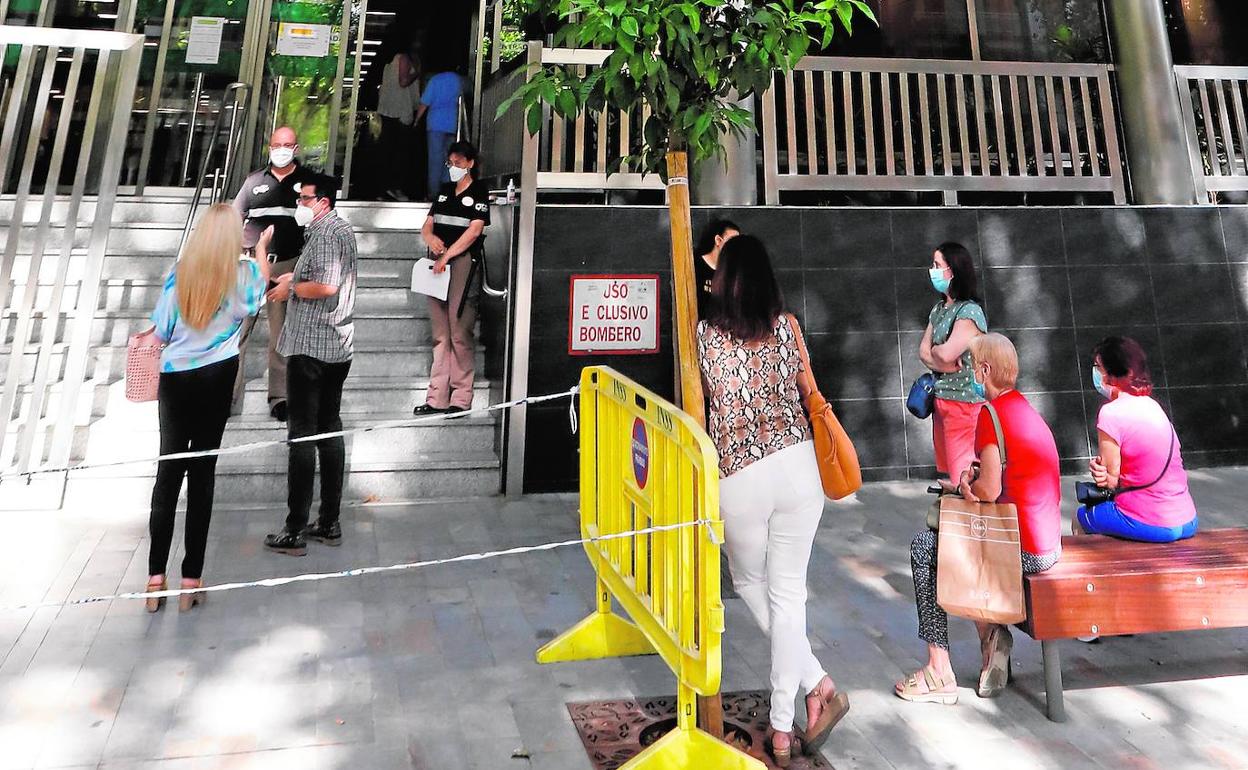 Colas a la entrada de la Seguridad Social en Murcia, el jueves, cuando se reabrieron las oficinas al público con cita previa.