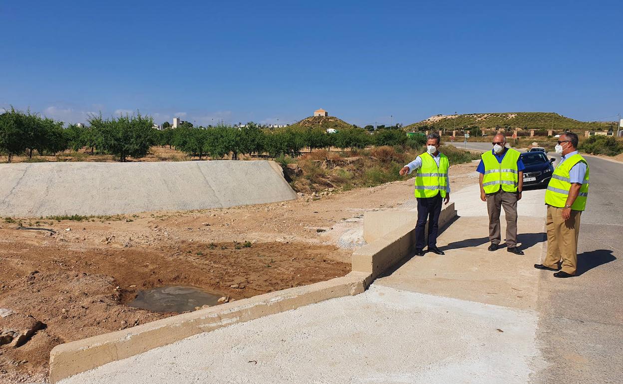 El director general de Carreteras, José Antonio Fernández Lladó, durante su visita a las obras de reparación de la carretera RM-F60 que fue dañada por la DANA.