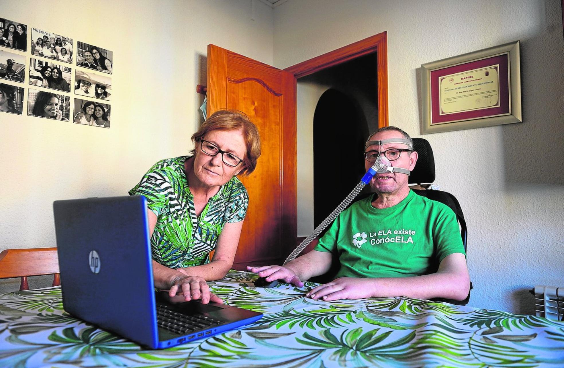 José María López en su casa de San Pedro del Pinatar, junto a su mujer. 