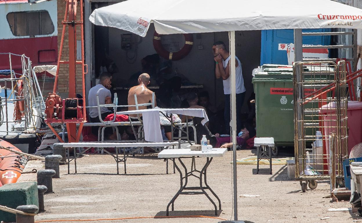 Un grupo de inmigrantes argelinos llegados en patera el fin de semana, instalados en dependencias del Puerto de Cartagena.