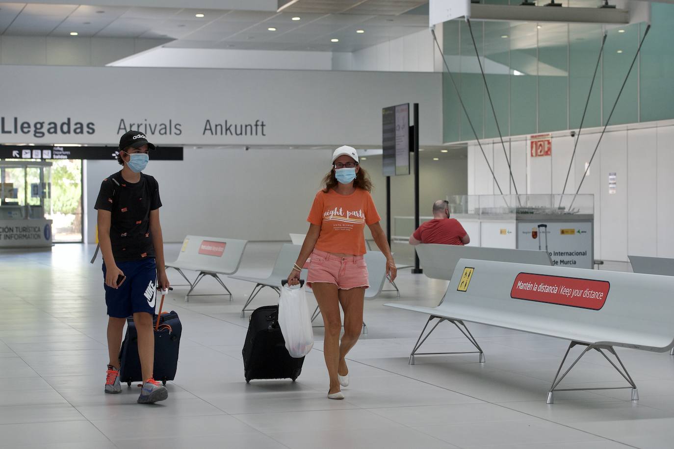 Fotos: Aterriza en el aeropuerto de Corvera el primer vuelo tras la pandemia