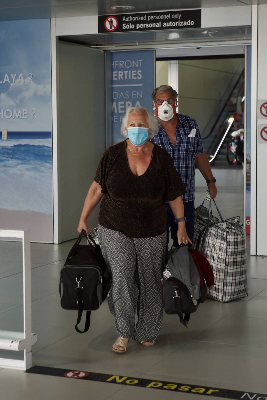 Fotos: Aterriza en el aeropuerto de Corvera el primer vuelo tras la pandemia